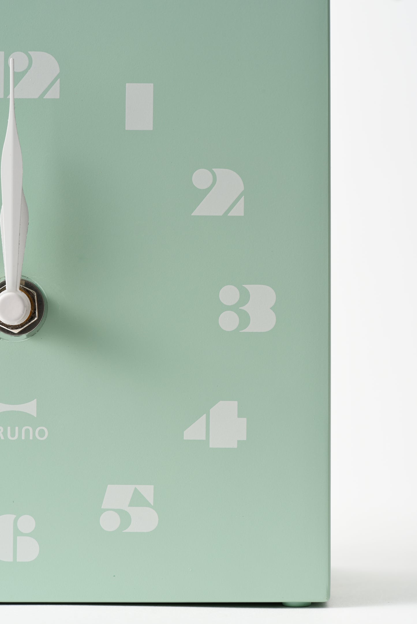 Reloj de casa de pájaros en verde menta