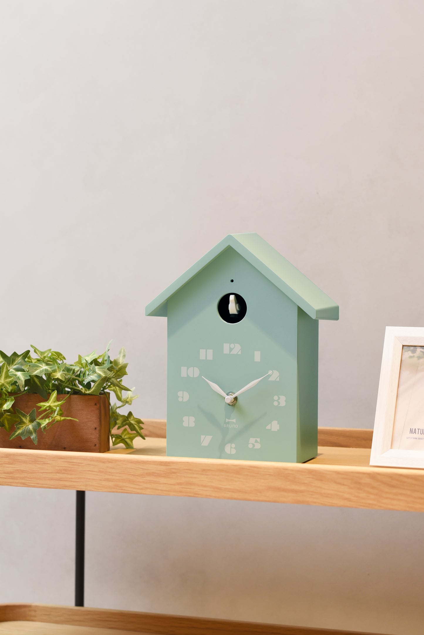 Reloj de casa de pájaros en verde menta